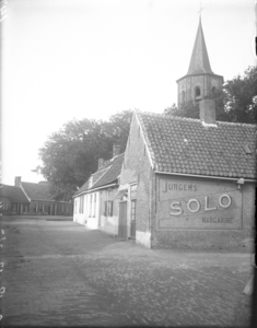 Luber-0018 Noordwelle. Dorpsring. Nederlands Hervormede kerk (Corneliuskerk). Met gevelreclame SOLO
