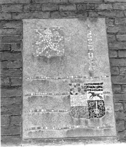 M-0038A Kerkwerve. Gedenksteen van het wapen van Kerkwerve, n.a.v. de hulp tijdens de watersnoodramp geschonken aan de ...
