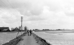 M-0045A Kerkwerve. Zandweg, ter hoogte van Adriaanshoeve . In het midden twee NJN-vrienden van de fotograaf, die hem ...