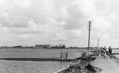 M-0045B Kerkwerve. Zandweg, ter hoogte van Adriaanshoeve . Rechts de NJN-vrienden van de fotograaf, die hem vergezelden ...