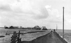 M-0046A Kerkwerve. Verseputseweg. In het midden een stolpboerderij. Rechts twee NJN-vrienden van de fotograaf, die hem ...