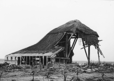 M-0070 Kerkwerve. Verseputseweg (K 104). Stolpboerderij. Schade door de watersnoodramp; restanten in 1954 afgebroken.