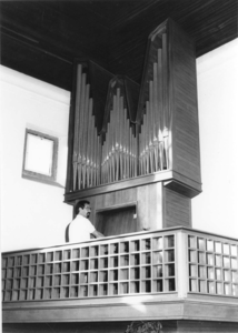M-0223 Scharendijke. Bethlehemplein. Bethlehemkerk. Organist P. van der Panne speelt op het Van Vulpen-orgel.