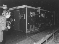 M-0254 Scharendijke. Dijkstraat. Politieonderzoek na een overval op het postkantoor.