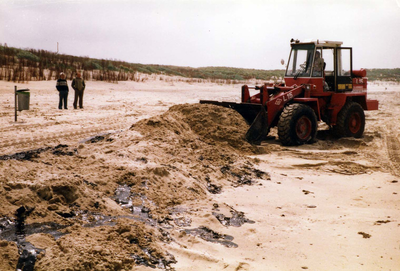 M-0270 Scharendijke. Olievervuiling op het strand.