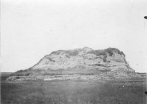 M-0333 Duivendijke. Vliedberg, zuidzijde. Deze berg is vanaf 1919 langzaam afgegraven en onderzocht op vondsten van ...