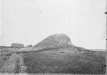 M-0334 Duivendijke. Vliedberg, westzijde. Deze berg is vanaf 1919 langzaam afgegraven en onderzocht op vondsten van ...
