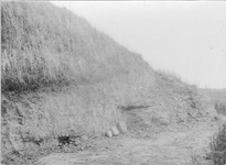 M-0335 Duivendijke. Vliedberg, westzijde. Deze berg is vanaf 1919 langzaam afgegraven en onderzocht op vondsten van ...