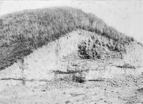 M-0336 Duivendijke. Vliedberg, westzijde. Deze berg is vanaf 1919 langzaam afgegraven en onderzocht op vondsten van ...