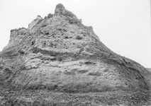 M-0338 Duivendijke. Vliedberg, oostzijde. Deze berg is vanaf 1919 langzaam afgegraven en onderzocht op vondsten van ...