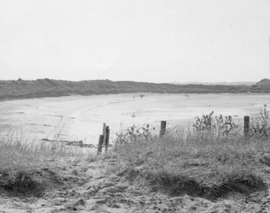 M-0394 Scharendijke. Strandje aan de voet van de Brouwersdam, gezien vanaf het Koepeltje: in de verte ligt Renesse.