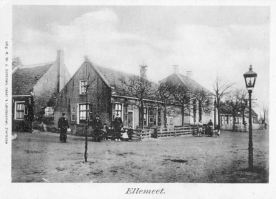 M-0403 Ellemeet. Dorpsstraat. In het midden: de oude school.
