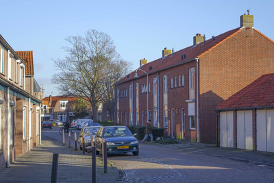 MF-0003 Zierikzee. Plan Buijse. Ravenslootstraat. De woningen rechts zijn reeds gedeeltelijk onbewoond. De woningen ...