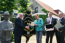 NDG-0074 Noordgouwe. Gemeentearchivaris Huib Uil neemt het archief van muziekgezelschap Con et Amore in ontvangst van ...