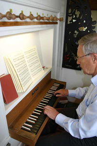 NDG-0086 Noordgouwe. Ring. Viering van het 550-jarig bestaan van de Drie Koningenkerk. Achter het orgel prof. dr. A. de ...