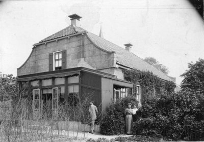 NDW-0046 Noordwelle. Dorpsring, zuidzijde. De achterzijde van het huis van de familie Hoogenboom-Boogerd. (Zie ook NDW 0047).