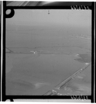NIMH_P099-C40_020 Zierikzee. Rechtsboven Zierikzee. Onderaan is de dijkdoorbraak in de Gouweveerse Zeedijk: hier ...