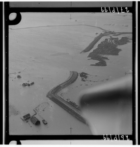 NIMH_P099-C40_027 Sirjansland. Dijk doorbraak. Bovenaan de Rampaardsedijk, met rechts het landbouwhaventje De Staart . ...