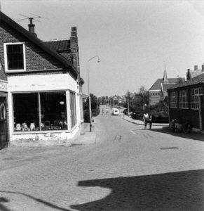 NWK-0041 Nieuwerkerk. Ooststraat. Winkel van Kesteloo, met rechts de timmerwerkplaats van Tieleman; rechtsachter (met ...