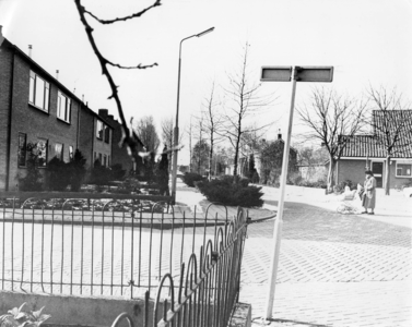 NWK-0044 Nieuwerkerk. Stationsstraat (links)/ Deltastraat (recht vooruit). Rechts een stukje van det dorpshuis. Links, ...