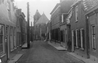 NWK-0075 Nieuwerkerk. Kerkstraat. Gezicht op Ned.Herv. kerk en toren. Het grote pand rechts, met donkere blinden, is de ...