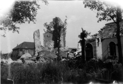 NWK-0081 Nieuwerkerk. Ruïne van toren van de Ned.Herv. kerk, opgeblazen door de Duitsers. Rechts de restanten van de ...