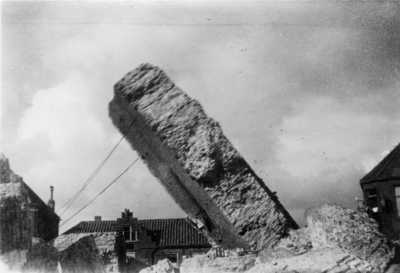 NWK-0085 Nieuwerkerk. Ring. Ruïne van de kerktoren, opgeblazen door de Duitsers in 1945. Het laatste muurrestant word ...