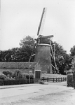 OLD-0123 Oosterland. Molenweg. Korenmolen. Ronde stenen grondzeiler, bouwjaar 1752, staande op een molenberg