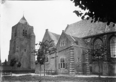 OWK-0007 Ouwerkerk. Kerktoren en Ned. Herv. kerk, gezien van het zuidoosten. De toren is opgeblazen in 1945 en de kerk ...