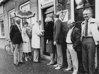 OWK-0026 Ouwerkerk. Ring 44-45. Opening nieuwe locatie VVV-kantoor door burgemeester J.van Bommel. Rechts van hem ...