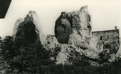 OWK-0061 Ouwerkerk. Ring. Overblijfselen van de kerktoren, nadat deze door de bezetter tegen het eind van de oorlog was ...