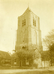 OWK-0062 Ouwerkerk. Ring. Kerktoren, gezien vanuit het zuidwesten. Voor de toren de bewaarschool.