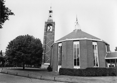OWK-0090 Ouwerkerk. Ring. Toren en gebouw van de Nederlands Hervormde Kerk (Geertruidkerk). Na de Watersnoodramp 1953 ...