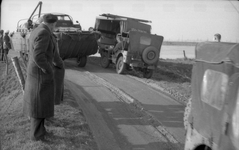 RE-0057 Zierikzee. Westhavendijk. Verkeersdrukte bij de aanleg van de noodweg t.b.v. het herstel van de Westhavendijk