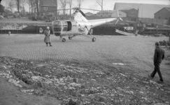 RE-0063 Zierikzee. 't Sas. Landingsplaats helikopters. Een Sikorsky S-51. Rechts schipper Huib Schot.