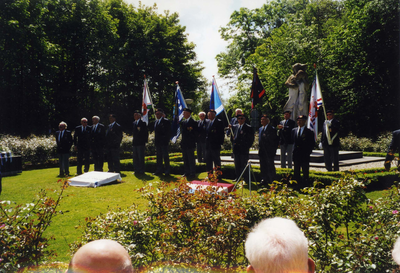 REN-0263 Renesse. Onthulling gedenktekens omgekomen militairen in Indië / slachtoffers 2e Wereldoorlog. Erewacht van de ...