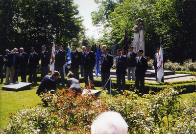 REN-0275 Renesse. Onthulling gedenktekens omgekomen militairen in Indië / slachtoffers 2e Wereldoorlog. Onthulling van ...