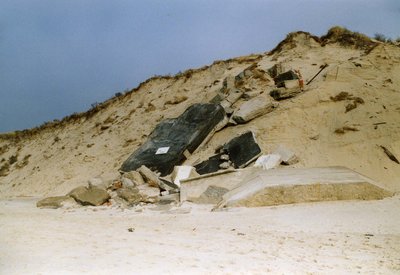REN-0345 Renesse. Restanten Duitse bunker, ingestort door duinafslag.