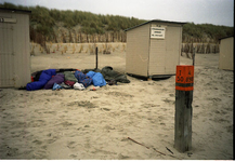 REN-0466 Renesse. Locatie onbekend. Slapende toeristen tussen de strandhuisjes.