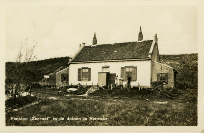 REN-0481 Renesse. Rampweg/Laone. Pension Zeerust , de voormalige dubbele lichtwachterswoning, gebouwd in 1848.