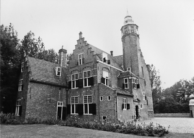REN-0618 Renesse. Slot Moermond. Het kasteel bestaat uit een vierkant bakstenen gebouw en latere aanbouwen uit het ...
