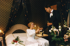 SDB-0020 Schuddebeurs. Donkereweg. Hostellerie Schuddebeurs. Een bruidegom reikt zijn bruid een glas champagne aan.