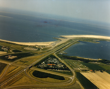 SDK-0001 Scharendijke. Brouwersdam, gezien vanuit het zuidoosten. Van linksonder naar boven de Dammenweg (N 57); dwars ...