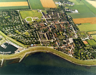 SDK-0002 Scharendijke. Kern, gezien vanuit het noorden: links haven Kloosternol, rechts de Elkerzeeseweg.