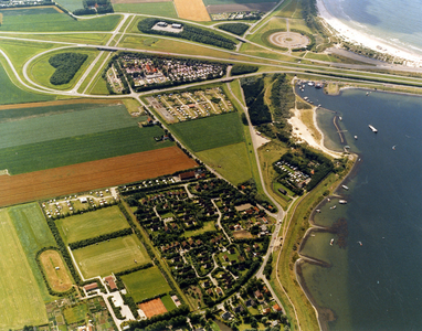 SDK-0004 Scharendijke. Gebied tussen Elkerzeeseweg (onder) en Dammenweg (N 57, boven), gezien vanuit het oosten.