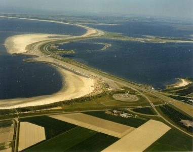 SDK-0342 Scharendijke. Brouwersdam en N 57. Links Noordzee, rechts Grevelingen.