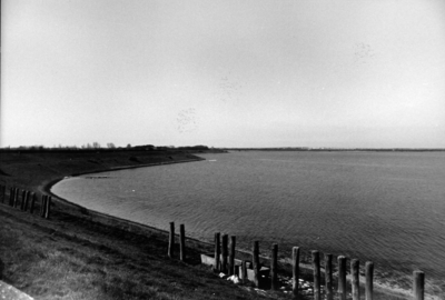 SDK-0361 Scharendijke. Zeedijk en Grevelingen, ter hoogte van Baken 20-24.