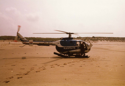 SDK-0461 Scharendijke. Olievervuiling op het Noordzeestrand. Helikopter rijkspolitie.