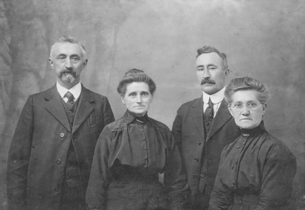 SGP-0044 Familie van Westenbrugge. V.l.n.r. Cornelis van Westenbrugge (1863-1953, brievengaarder), Kornelia van ...