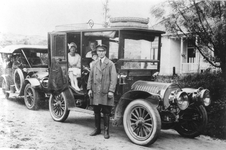 SGP-0046 Familie Doeleman uit Zierikzee een dagje naar de duinen. In de eerste auto onder andere Marie Merle en M. ...